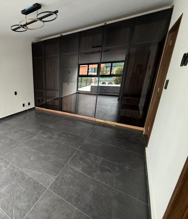 CLOSET CON PUERTAS DE ALUMINIO